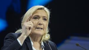 En France, le cordon sanitaire existe mais il «s’est affaissé en 2017, parce qu’Emmanuel Macron a accepté le débat, que Marine Le Pen représente des millions d’électeurs et que ses idées se diffusent dans la société».