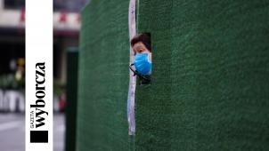 Une habitante de Shanghaï observe la rue depuis la barrière confinant son quartier. Pékin considère que sa politique «zéro covid» doit primer sur l’économie, l’éducation et le lien social. Et même sur la capacité de la population à s’alimenter.