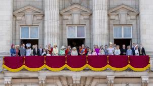 L’anniversaire officiel de Sa Majesté est célébré par la cérémonie «Trooping the colours» suivie depuis le fameux balcon.
