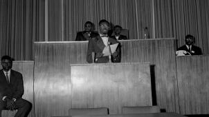 Le 30 juin 1960, alors que Baudouin refusait d’écouter le discours de Lumumba qui, aux yeux du Roi, insultait l’œuvre de son aïeul Léopold II et quittait la salle où venait d’être proclamée l’indépendance de la «colonie modèle», le peuple congolais, massé à l’extérieur, applaudissait à tout rompre.