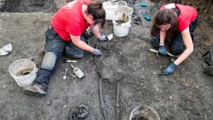 700 squelettes ont été retrouvés sur la Sint Maartensplein et ses alentours, à Ypres. Le minutieux travail des archéologues a l’objectif de les «faire parler».