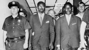 Patrice Lumumba (à gauche) le 24 juillet 1960 à l’aéroport Ildewild, à New York.