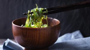 Le wakamé fournit la base d’une excellente salade chuka.