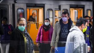 La fin des mesures sanitaires, comme l’obligation du port du masque dans les transports en commun, donne l’occasion aux nouveaux variants de circuler plus facilement.