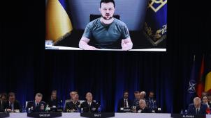 Le président ukrainien Volodymyr Zelensky lors de son intervention par vidéo-conférence devant les chefs d’Etat et de gouvernement des pays alliés: «Si vous définissez vraiment la Russie comme la menace principale, vous devez soutenir pleinement sa première et principale cible».