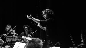 Gabriel Hollander dirigeant l’Orchestre Royal de Chambre de Wallonie dans la production de «La Finta Giardiniera».