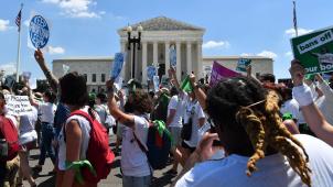 Une manifestation était organisée jeudi à Washington pour protester contre la décision de la Cour suprême de révoquer le droit à l’avortement. Le même jour, les mêmes juges limitaient les moyens de lutter contre le réchauffement climatique.