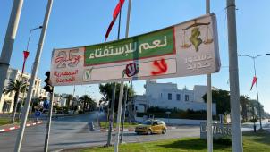 Un carrefour à La Marsa, en banlieu tunisoise: un panneau appelant à participer au référendum du 25 juillet a été tagué d’un «non».