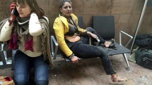 Quelques minutes après les deux explosions, la journaliste géorgienne Ketevan Kardava sort son portable et prend une douzaine de clichés entre 8h03 et 8h04, dont celui de ces deux femmes choquées, l’une au téléphone, l’autre, une hôtesse de l’air indienne dépenaillée et le visage en sang. Ces photos, elle les donnera à un ami de l’agence AP, dans l’après-midi. La journaliste les retrouvera plus tard sur plus de 125 sites de journaux.