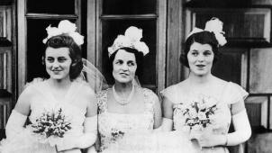 Rosemary à droite, avec sa sœur Kathleen et sa mère Rose, lors d’une présentation officielle à Buckingham Palace en 1938.