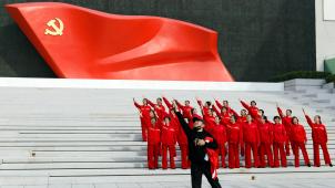 Lors du tournage d’une vidéo devant le Musée du parti communiste chinois, à Pékin, le 13 octobre 2022.