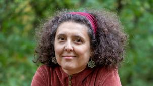 La chercheuse et militante hongroise Dorottya Redai travaille bénévolement auprès de la Labrisz Lesbian Association et a coordonné le recueil de contes pour enfants Brune-Feuille, le prince se marie et autres contes inclusifs, plaidoyer contre l’exclusion.