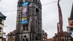 L’affiche est sur le beffroi de la ville de Tournai. Avec un lien vers la pétition à signer pour la libération d’Olivier Vandecasteele.