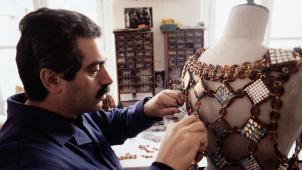 Paco Rabanne créait ses robes de métal à l’aide de pinces et de chalumeau.