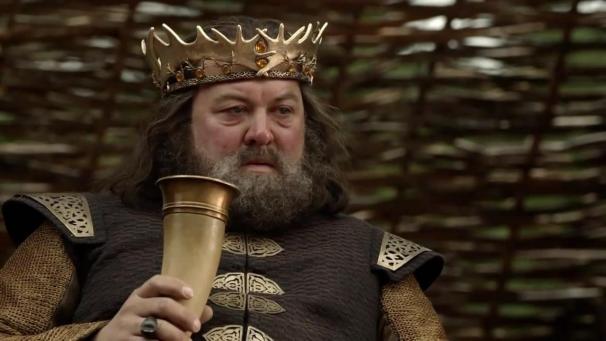 Le roi Robert Baratheon décédé suite à un accident de chasse provoqué par son état d’ébriété et orchestré par son entourage.