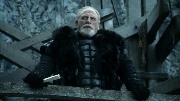 Jeor Mormont, commandant de la Garde de nuit, assassiné par des mutins au manoir de Craster.