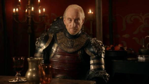 Tywin Lannister, tué aux toilettes par son fils Tyrion avant son évasion de Port-Réal et juste après qu’il ait étranglé Shae.