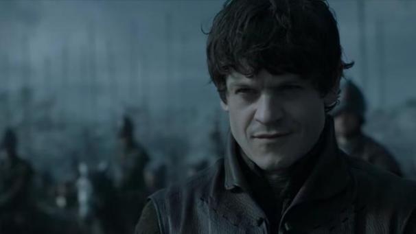 Ramsay Bolton, capturé par Jon Snow, est tué par Sansa Stark qui lâche ses propres chiens affamés contre lui.