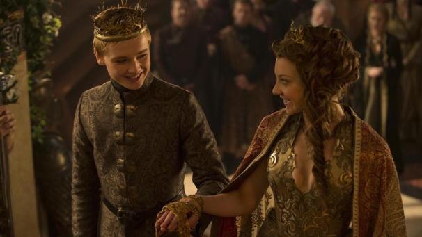 Tommen Baratheon, mort en se jetant par la fenêtre après avoir assisté impuissant à l'explosion du Septuaire orchestré par sa mère Cersei Lannister. L’explosion a emporté notamment l’épouse du roi Tommen, Margaery Tyrell, son frère Loras Tyrell ainsi que le Grand Moineau.