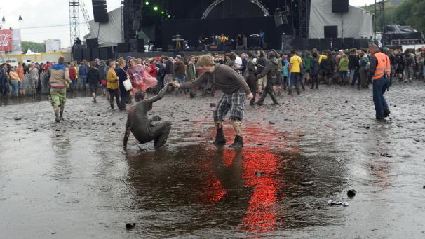 Festival de Dour 2012
: les festivaliers pataugent dans la boue. ©Belgaimage