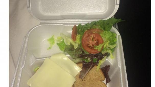 Fyre Festival 2017 - Bahamas
: le festival qui devait être le plus beau et le plus luxueux du monde était un vrai désastre pour les festivaliers. Des villas qui étaient en réalité des tentes ou encore des repas luxueux transformés en sandwichs. ©Twitter