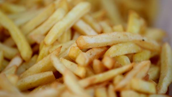 Frites : Tout le monde connait les frites belges, ces merveilleux petits bâtonnets de pomme de terre plongé dans l’huile ne sont plus menacés par la Commission Européenne puisque le mode de cuisson qui font leur robe dorée et croustillante peut continuer d’être appliqué.