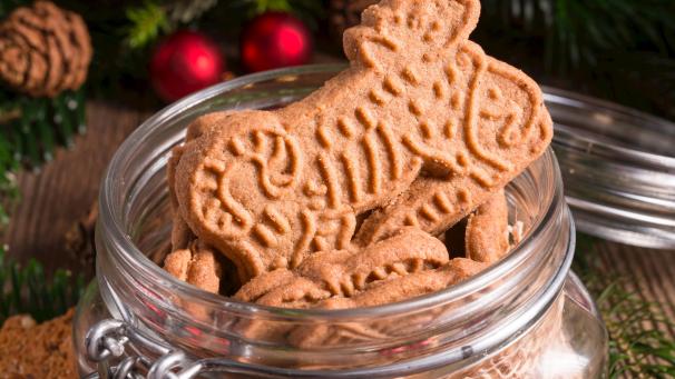 Spéculoos : Traditionnellement réservé à la St-Nicolas, ce biscuit à base de cassonade et de cannelle se vend désormais toute l’année pour le plus grand plaisir des petits et des grands.