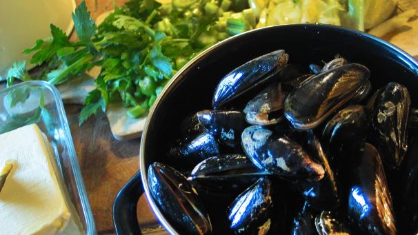 Moules marinières : Ces délicieux crustacés régalent les plus fins palais avec leur saveur de la mer accompagnés de petits légumes type céleri et de frites croustillantes.