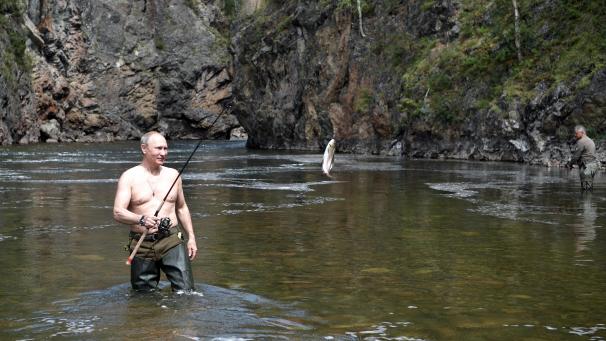 Vladimir Poutine «
s’est rendu dans des parties de la taïga difficiles d’accès, a pêché dans une cascade près d’un lac de montagne, s’est adonné à la pêche sous-marine, a bronzé, a fait du rafting dans les rivières de montagne, dans les rapides, a piloté des canots et des bateaux à moteur, a fait des randonnées et du quad dans les montagnes
», a indiqué Dmitri Peskov, le porte-parole du Kremlin.© EPA