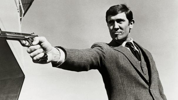 George Lazenby : L'acteur australien George Lazenby interprète pourtant le rôle en 1969 dans Au service secret de sa majesté. Il incarnera une seule et unique fois l’espion de sa propre initiative. Pourtant, Albert Broccoli avait déclaré que s'il avait continué, il aurait pu être le meilleur James Bond.