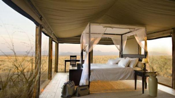 WOLWEDANS DUNES LODGES - Namibie
: un coin de paradis au coeur de la réserve de la réserve naturelle NamibRand. Un repos calme et féerique avec une vue unique
: girafes, zébres et babouins vivent en liberté. ©DR