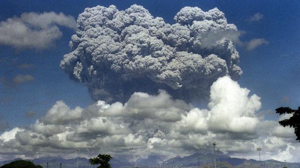 Le Pinatubo est un stratovolcan aux Philippines. Après 500 ans d’inactivité, ce volcan se réveille en 1991 et fait environ 1000 morts. Cette éruption aura des conséquences planétaires. ©Belga