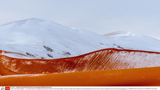 La neige est tombée pour la seconde fois en quarante ans dans le désert du Sahara. Actuellement, environ 40 centimètres de poudreuses recouvrent le sable du désert le plus chaud du monde. Un spectacle merveilleux !