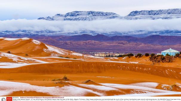 La neige est tombée pour la seconde fois en quarante ans dans le désert du Sahara. Actuellement, environ 40 centimètres de poudreuses recouvrent le sable du désert le plus chaud du monde. Un spectacle merveilleux !