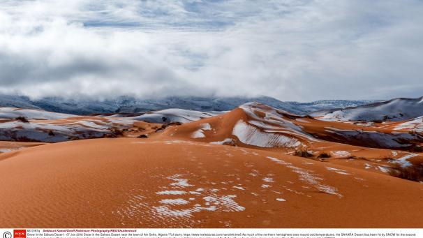 La neige est tombée pour la seconde fois en quarante ans dans le désert du Sahara. Actuellement, environ 40 centimètres de poudreuses recouvrent le sable du désert le plus chaud du monde. Un spectacle merveilleux !
