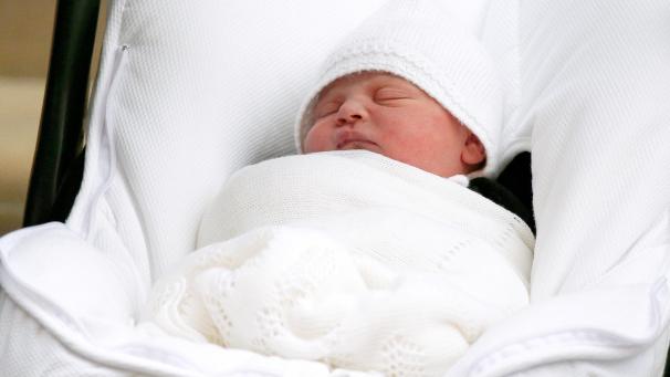 Pour l’heure, on ne connaît pas encore le prénom du nouveau-né. Pour son grand frère George et sa grande sœur Charlotte, il avait fallu attendre deux jours.