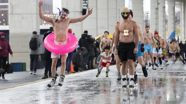 Les habitants de Toronto ont participé au ‘Patin de l’ours blanc’ annuel qui avait lieu au Bentway Skate Trail au Canada.