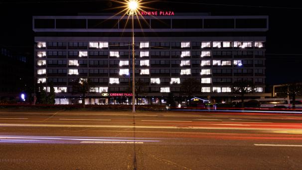 Message d’amour lumineux en soutien à la population à Genève en Suisse.