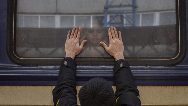 Un père dit au revoir à sa fille dans un train de Kiev à destination de Lviv.