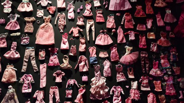 Une collection de vêtements de la marque Barbie.