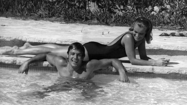 Alain Delon et Romy sur le tournage de « La piscine », à Saint-Tropez, en 1968.