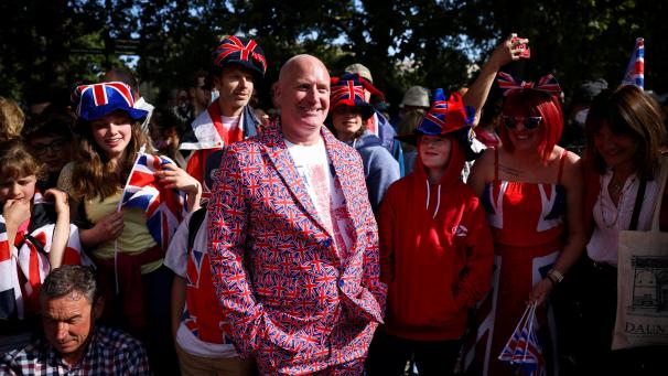 Liam Roddis était parmi la foule dans son costume aux couleurs du drapeau.