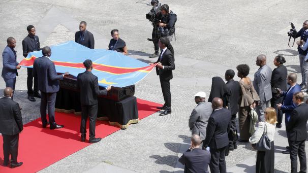 Le cercueil de Patrice Lumumba, surmonté d’un drapeau congolais, est présenté à ses enfants. Avant d’être rapatrié à Kinshasa, en RDC.