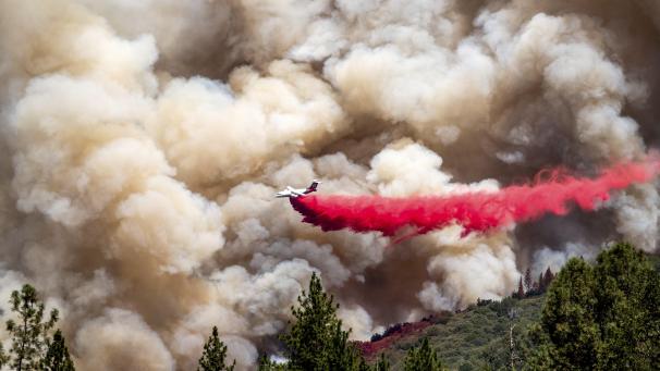 Un avion-citerne lutte contre la progression du feu dans le comté de Mariposa, en Californie.