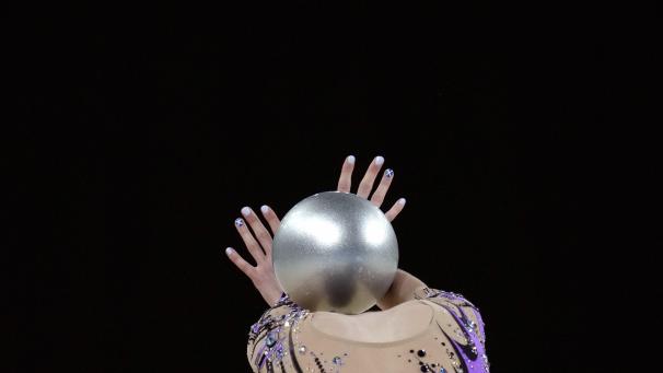 Louise Christie joue avec un ballon lors de la compétition de gymnastique rythmique aux Jeux du Commonwealth.
