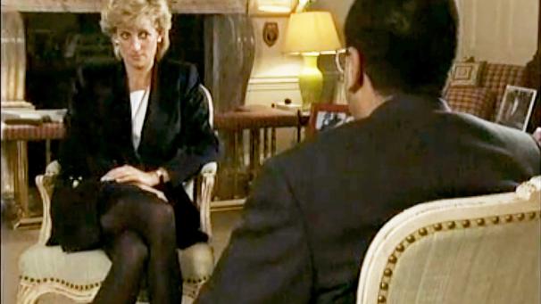 En 1995, interviewée par Martin Bashir pour la BBC, Diana évoque le «ménage à trois» qu’elle subissait pendant son mariage avec le prince Charles. L’interview fait scandale.