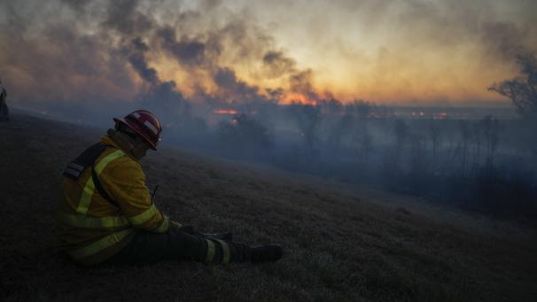 Un pompier se repose après avoir combattu un incendie de forêt à Victoria, dans la province d