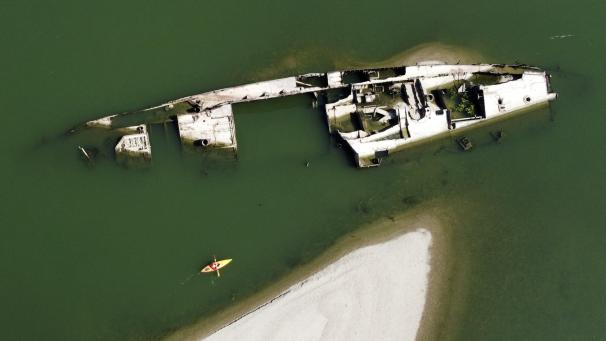 Un kayakiste pagaie près de l’épave d’un navire allemand de la Seconde Guerre mondiale dans le Danube près de Prahovo, en Serbie.