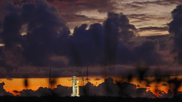 La fusée lunaire de la NASA se tient prête au lever du soleil sur le Pad 39B avant la mission Artemis 1.