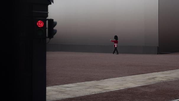 Un garde défile devant le palais de Buckingham à Londres, le dimanche 11 septembre 2022.